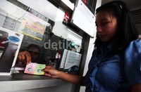 Dengan tiket Kopaja dijual di halte busway, maka penumpang yang akan naik cukup membayar Rp 5.000.