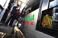 Para penumpang memasuki bus Kopaja di Halte Kuningan Timur, Jakarta