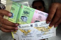 Seorang penumpang menunjukkan tiket Kopaja.