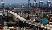 Proyek pembangunan jalan tol di Kawasan Tanjung Priok, Jakarta Utara, Selasa (12/2/2013).