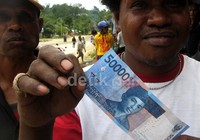 Uang sebesar itu mencakup pecahan Rp 20.000 maupun pecahan kecil lainnya, akan ditukarkan dengan uang yang tak layak seperti kondisinya yang sudah lusuh, ada sobekan, terpotong hingga tiga bagian, ada lubang bekas stapler dan lain-lain.