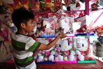 Jelang Valentine Pedagang Pernak-pernik Ramai