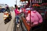 Jelang Valentine Pedagang Pernak-pernik Ramai