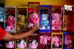 Jelang Valentine Pedagang Pernak-pernik Ramai