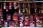 Jelang Valentine Pedagang Pernak-pernik Ramai