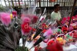 Jelang Valentine Pedagang Pernak-pernik Ramai