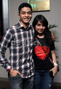 Dia Dina. Kenal, udah sering ketemu, terakhir ketemu acara ulang tahun, gue ngasih surprise, dan dia seneng, suka kali sama gue. Abis acara ulang tahun dia, nyambung, ya udah jalanin, ujar Adly tersenyum. Gus Mun/detikHOT.