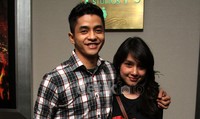 Adly tak segan-segan pamer kemesraan dengan Dina di depan kamera. Gus Mun/detikHOT.