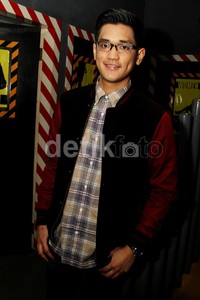 Ia bergaya casual dengan kemeja kotak-kotak yang dipadukan dengan jaket merah-hitam. Gus Mun/detikHOT.