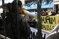 Puluhan orang yang tergabung dalam Aliansi Masyarakat Peduli Hukum (AMPUH) berdemo di Pengadilan Negeri Jakarta Selatan, Rabu (13/2/2013).