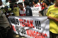 Mereka menuntut terdakwa Nikita Mirzani dan Angel Army dihukum seadil-adilnya.