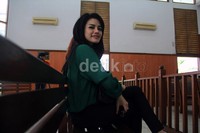 Nikita tersenyum di persidangan.