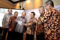 Direktur Utama PT PP (Persero), Bambang Triwibowo (ketiga dari kiri), berbincang bersama para Penjamin Pelaksana Emisi Obligasi, seusai melakukan Penawaran Umum Obligasi Berkelanjutan/PP Tahap/ tahun 2013.