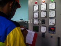 Petugas memeriksa kondisi PLTM Walesi 6 & 7. Pengoperasian PLTM yang memberikan kapasitas daya masing-masing 600 KW ini berhasil menghilangkan pemakaian BBM pada siang hari untuk membangkitkan listrik.