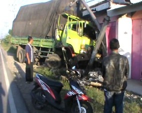 Sopir Ngantuk Dengar Dangdut, Truk Tabrak Rumah