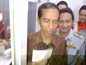 Berdiri & Berdesak-desakan, Jokowi Jajal Busway Koridor XII