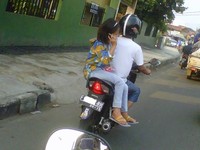 Harus pegangan erat nih. (Foto Satya Dwi Prasaja).