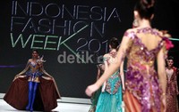 Sejumlah model memperagakan busana dalam ajang Indonesia Fashion Week 2013.