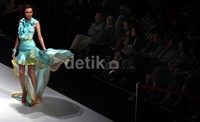 Indonesia Fashion Week 2013 dimeriahkan oleh 208 desainer lokal dan internasional.