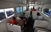 Sejumlah warga menaiki KM Kerapu menuju Muara Baru.