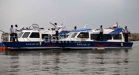 Dua KM Kerapu bersandar di ujung dermaga muara Marunda Kanal Banjir Timur. Dua kapal motor tersebut berangkat dari Marunda pukul 07.00 WIB dan dari Muara Baru pukul 16.30 WIB.