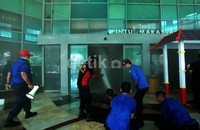 Petugas pemadam kebakaran berusaha merangsek masuk untuk memadamkan api di ruangan restoran Black Canyon.