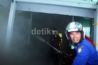 Petugas Damkar Kota Makassar terkendala asap tebal yang memenuhi lantai 1 mal.