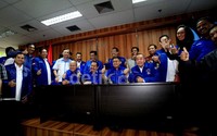 (Ki-ka) Denny Kailimang, Sartono, Anas Urbaningrim, dan Saan Mustopa mengacungkan jari jempolnya seusai penandatanganan.