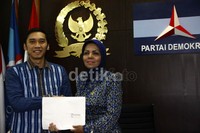 Ibas menyampaikan alasan utamanya mundur untuk fokus mengurus partainya. Dia ingin membantu ayahnya, Ketua Majelis Tinggi PD Susilo Bambang Yudhoyono (SBY), menyelamatkan partainya. Ramses/detikFoto.