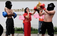 Sayang, topeng orangutan lebih menyerupai gorila dari pada orangutan yang berwarna coklat.
