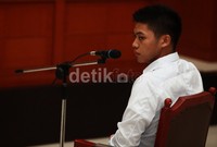 Begitu datang, Rasyid langsung duduk di kursi terdakwa.