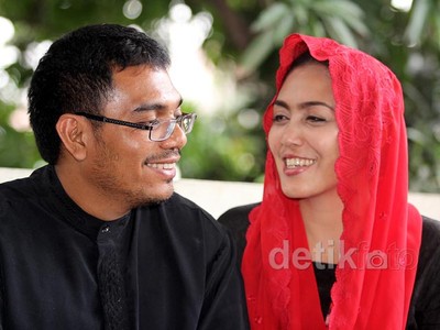 Rieke dan Suami Rayakan Valentine di Bekasi