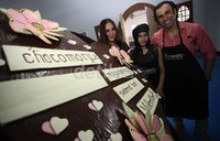 Sang anak Valerie yang turut hadir juga diajak berkeliling melihat cokelat tersebut.