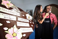 Secara simbolik, Jeremy dan Ina Thomas saling suap-suapan cokelat berbentuk hati dengan warna pink.