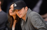 Mila dan Ashton saat menyaksikan pertandingan basket di Staples Center, Los Angeles, Amerika Serikat. AFP PHOTO/Robyn BECK.