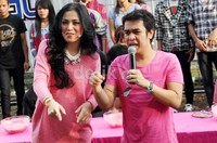 Jessica tampak mengenakan sweatshirt pink dan hot pants jeans. Gus Mun/detikHOT.
