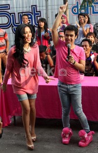 Keduanya tampak bersemangat saat membawakan acara DahSyat di RCTI, Jakarta Barat, Kamis (14/2/2013). Gus Mun/detikHOT.