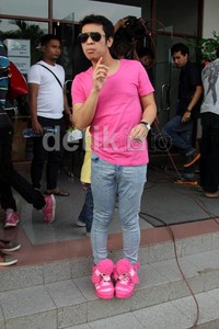 Sepatu boneka berwarna pink Olga Syahputra. Gus Mun/detikHOT.