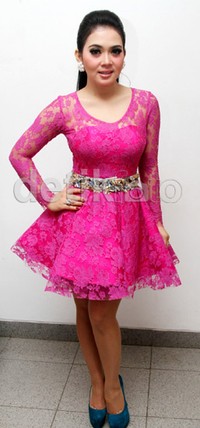 Syahrini tampil dengan dress lace pink. Gus Mun/detikHOT.