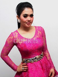 Syahrini berpose di depan kamera. Gus Mun/detikHOT.