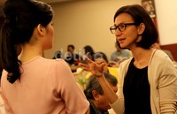 Wanda nampak berbincang dengan Anya Dwinov.