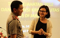Wanda berbincang seru dengan Kapolda Metro Jaya.