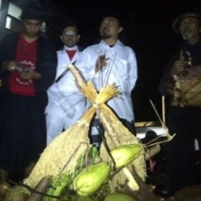 Pendukung Budi Dalton Bakar Kemenyan di KPU Bandung