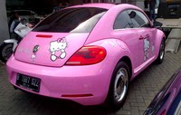 Di bodi mobil tersebut juga terdapat logo Hello Kitty. (dok Glamour).