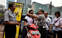 Forum Wartawan Otomotif (Forwot), Astra Honda Motor (AHM), Summit Oto Finance, dan Ditlantas Polda Metro Jaya membagi-bagikan masker kepada pengguna jalan. (dok Forwot).
