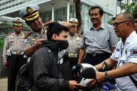Selain masker, mereka juga membagikan stiker safety riding. (dok Forwot).