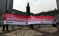 Aksi simpatik sengaja dilakukan di hari kasih sayang atau valentine sebagai upaya untuk mengkampanyekan pentingnya rasa saling menyayangi antara pengguna jalan baik itu pejalan kaki, pengendara motor, pengendara mobil hingga pengguna transportasi umum. (dok Forwot).