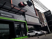 Nuansa British yang kental ini dituangkan dalam desain eksterior showroom yang memiliki 2 mobil MINI yang menempel di bagian depan gedung yang berwarna hitam yang dapat menarik perhatian.