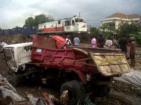 KA Menoreh Hantam Truk Hingga Terpental ke Kamar  Mandi  Warga