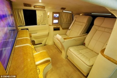 Mobil Toyota Ini Tahan Granat